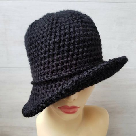 Czarny kapelusz w stylu art deco, robiony szydełkiem