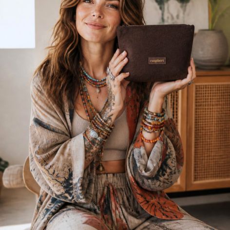 Kosmetyczka handmade Raspberi – brązowy welur tłoczony | Unikat 17 × 22 cm | No Waste