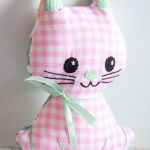 Kotek Psotek - Rózia - 19 cm - Ma ok 19 cm, więc idealnie nadaje się do podróży po świecie.  Wypełniony watoliną.  W 100% bezpieczny nawet dla niemowląt.