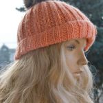 Czapka z pomponem w kolorze łososiowym - pompon