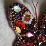 broszka z motylem z koralików w kolorze bordowym - Idealna do jesiennych stylizacji.