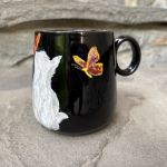 Czarny, porcelanowy kubek ręcznie malowany Kotek i ćmy - 