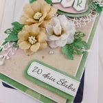 Kartka beżowo-zielona na ślub z kwiatami - detale