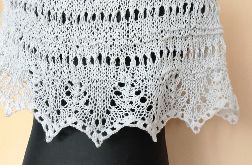 Biała pelerynka, klasyczny dodatek do komunijnego stroju