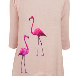 Sweterek z naszywkami flamingi.