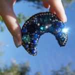 Broszka półksiężyc, prezent, księżyc w nowiu - Hematyt i kryształy pięknie mienią się w słońcu