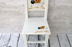 białe krzesełko z oparciem kotek