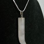 Jasnoróżowy kwarc, duży kieł, wisiorek uniseks - 