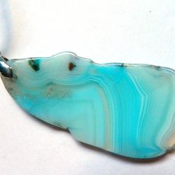 Jasnoniebieski agat kolisty, nieregularny plaster, wisiorek na rzemieniu