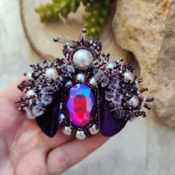 Broszka Żuk haftowana biżuteria z unikalnym kamieniem