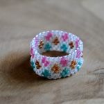 Pierścionek biały w romby 4 - pierścionek koralikowy