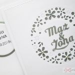 Kartka MĄŻ & ŻONA biało-szara - Biało-szara kartka na ślub w ozdobionej kopercie