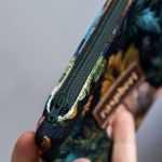 Etui na klucze z czarnego weluru w kwiaty – ciemne kolory, handmade - 