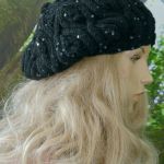 Beret w warkocze w kolorze czarny z cekinami - ciepły beret