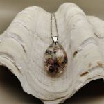 Wisiorek z żywicy z naturalnymi suszonymi kwiatami - Kwiatowa Kropla - 3