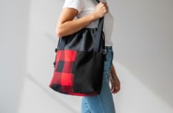 Czarno-czerwona torba z kominem do wózka w kratę