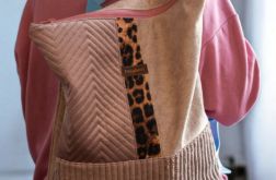 Beżowo-różowy plecak kurierski panterka