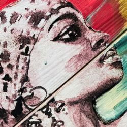 Artystyczna komoda z motywem kobiety – kolorowy klimat, do salonu lub sypialni