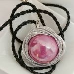 Ceramika i drut, liliowa porcelanowa kula, wisior handmade - 