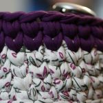 Koszyczek ze sznurka na szydełku biało fioletowy - Przybliżenie