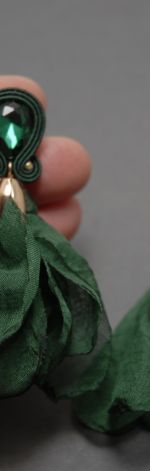 zielone kolczyki lub klipsy sutasz z kwiatkami