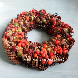 Jesienny wianek z żołędzi, róży i jarzębiny 32cm