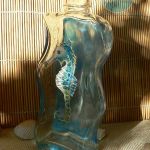 ręcznie malowana butelka z konikiem morskim - butelka konik morski 1 bok