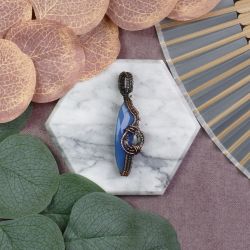 Miedziany wisiorek wire wrapping z chalcedonem #538