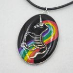 Wisiorek tęczowy pride z żywicy z jednorożcem pend 002 - 