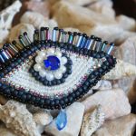 Ręcznie robiona broszka z motywem złego oka - Oko jest symbolem ochrony.