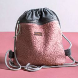 Szaro-różowy plecak z przednią kieszenią