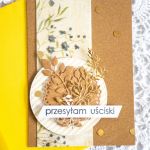 Kartka klasyczna - Przesyłam uściski - Lubisz minimalizm? Oto prosty, ale bardzo elegancki zestaw składający się z kartki i koperty Motywem głównym są delikatne kwiatki na bibule i listki Wielkość kartki 10 * 14,5 cm Na kartce napis: Przesyłam uściski Możemy w cenie dodać datę lub imię. Wykona