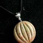 Naturalny ochronny unakit oliwkowy , oryginalny wisior na rzemyku - 