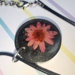 "Klasyczne połączenie" naszyjnik z kwiatem - lśniąca czerń