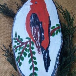 Ptaszek malowany na plastrze drewna  brzozowego - zawieszka