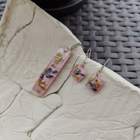 Komplet biżuterii (wisiorek i kolczyki) z żywicy - Różowy Szept Natury