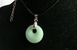 Jasno zielony jadeit, kółko z dziurką, delikatny wisiorek uniseks
