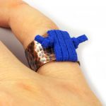 Szeroki regulowany pierścionek z rzemieniem - Miedziany pierścionek ze skórzanym niebieskim rzemieniem, ręcznie wykonany, prezent dla niej prezent dla niego, prezent biżuteria autorska