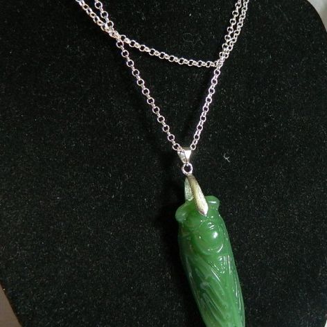 Zielony rzeźbiony jadeit - cykada, wisiorek