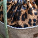 Brązowo-beżowa listonoszka z kominem w panterkę - 