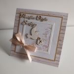 Kartka na Chrzest z gołabkiem na tle kwiatów - Kartka na Chrzest z gołabkiem na tle kwiatów