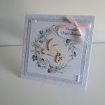 Kartka na Chrzest Święty wianek z gołąbkiem  - Kartka na Chrzest Święty wianek z gołąbkiem