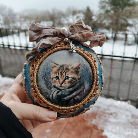 Bombka świąteczna z kotkiem w zimowej scenerii