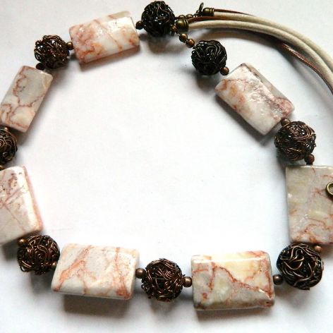 Beżowo-kremowy marmur, okazały naszyjnik