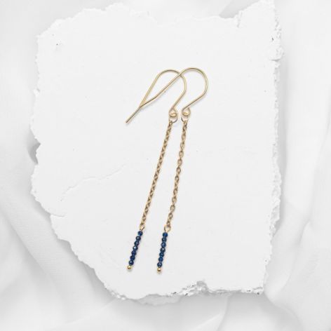 Delikatne kolczyki na łańcuszkach z kwarcem barwionym.