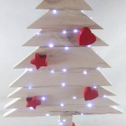 Drewniana Choinka ozdobami LED
