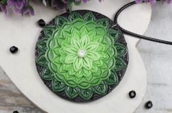 Wisiorek mandala w odcieniach zieleni