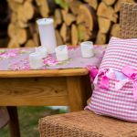 Romantyczna poduszka w różową krateczkę - 