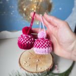 OZDOBY CHOINKOWE, różowe, 2 SZT - Ozdoba choinkowa, mini-czapeczka, malinowe - zestaw 2 szt