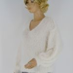 Pierzasty sweterek w kolorze mleczno białym - ciepły sweterek